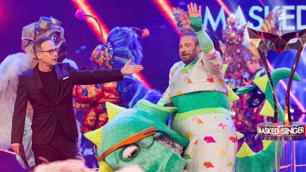 Leopard Masked Singer Moderator Matthias Opdenhövel (v.l.) und Gewinner Sasha beim Finale der ...